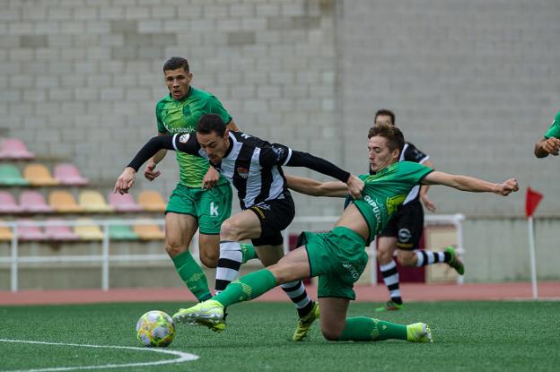 Mikel Bueno durante el partido contra la Real Sociedad B. 