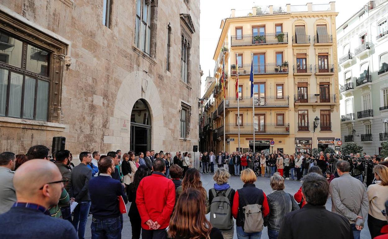 El Gobierno valenciano condena, en una concentración de tres minutos de silencio, el asesinato de una mujer en Denia