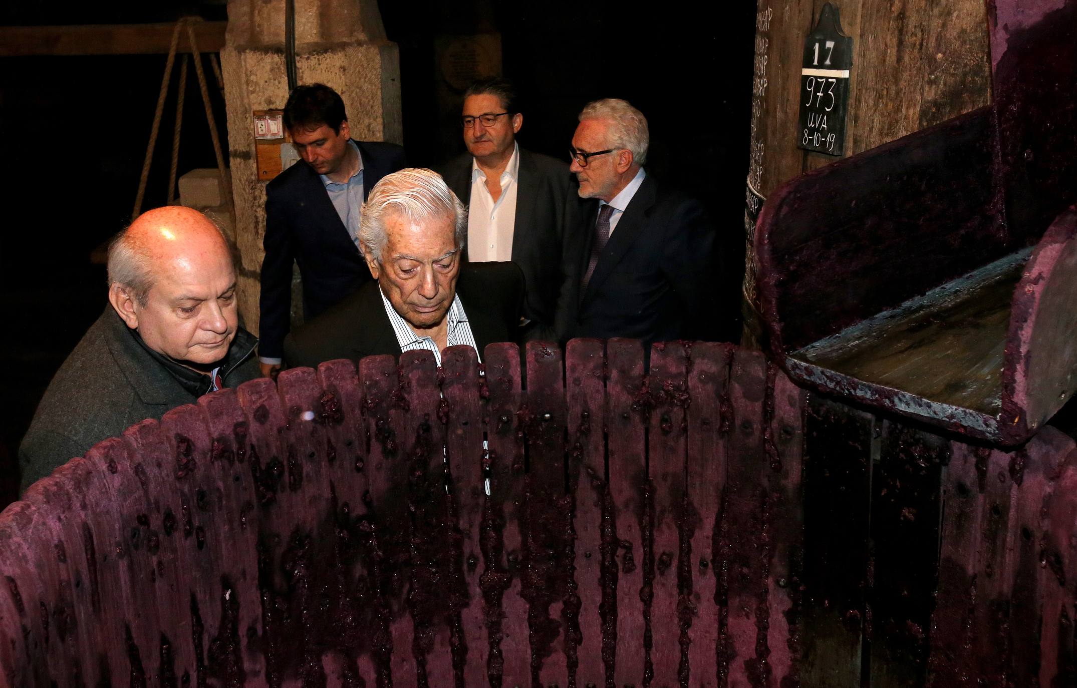 Vargas Llosa acude a Bodegas López de Heredia en su visita a La Rioja para Futuro en Español