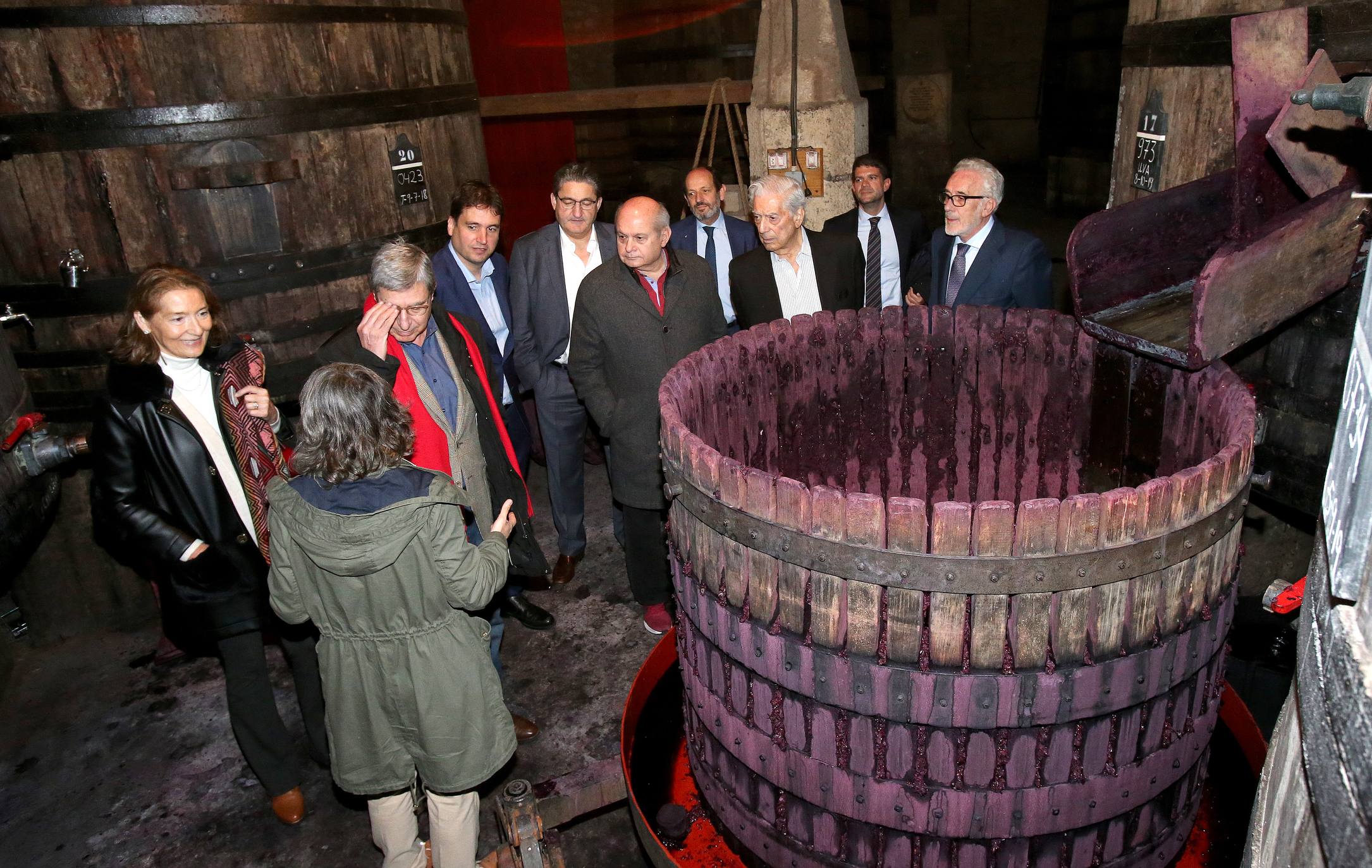 Vargas Llosa acude a Bodegas López de Heredia en su visita a La Rioja para Futuro en Español