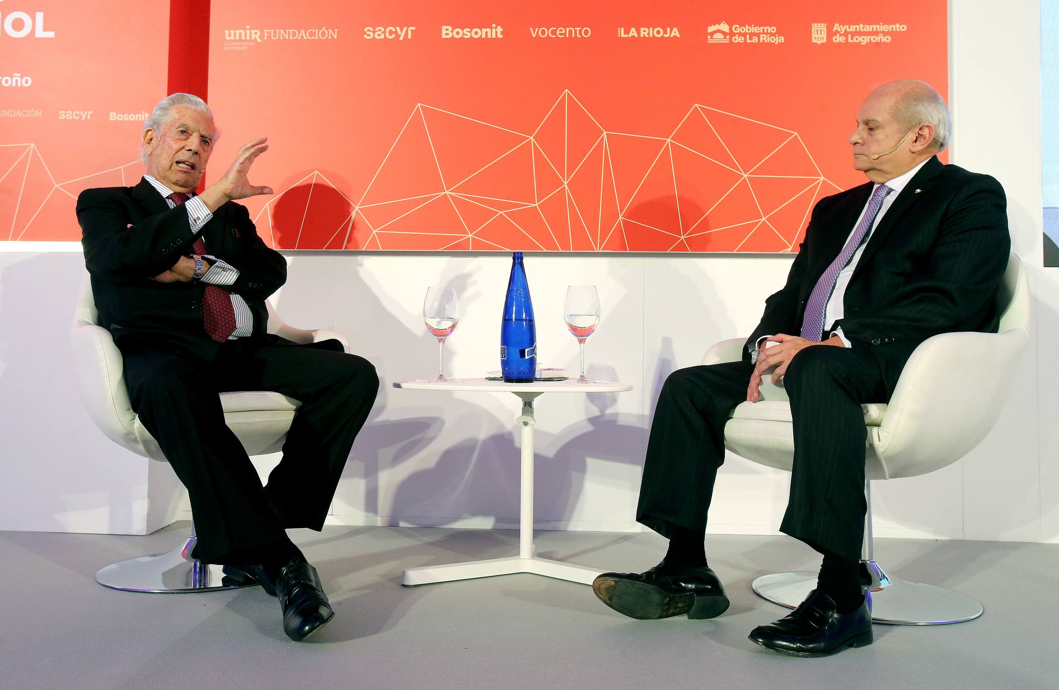 Vargas Llosa abre las Jornadas Futuro en Español en una conversación con Pedro Cateriano en el Círculo Logroñés