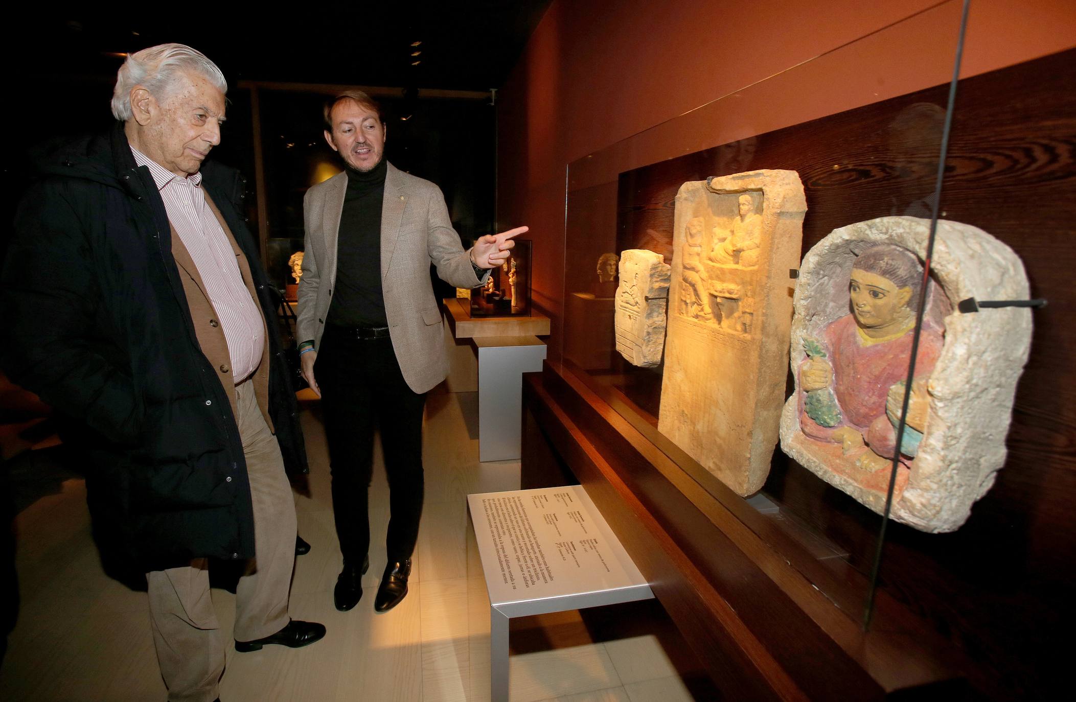 El Nobel hispano-peruano, Mario Vargas Llosa, visitó el martes el Museo Vivanco. El escritor abrirá este miércoles en Logroño la novena edición de Futuro en Español, que reunirá además a una veintena de expertos para debatir sobre 'Educación y transformación digital'