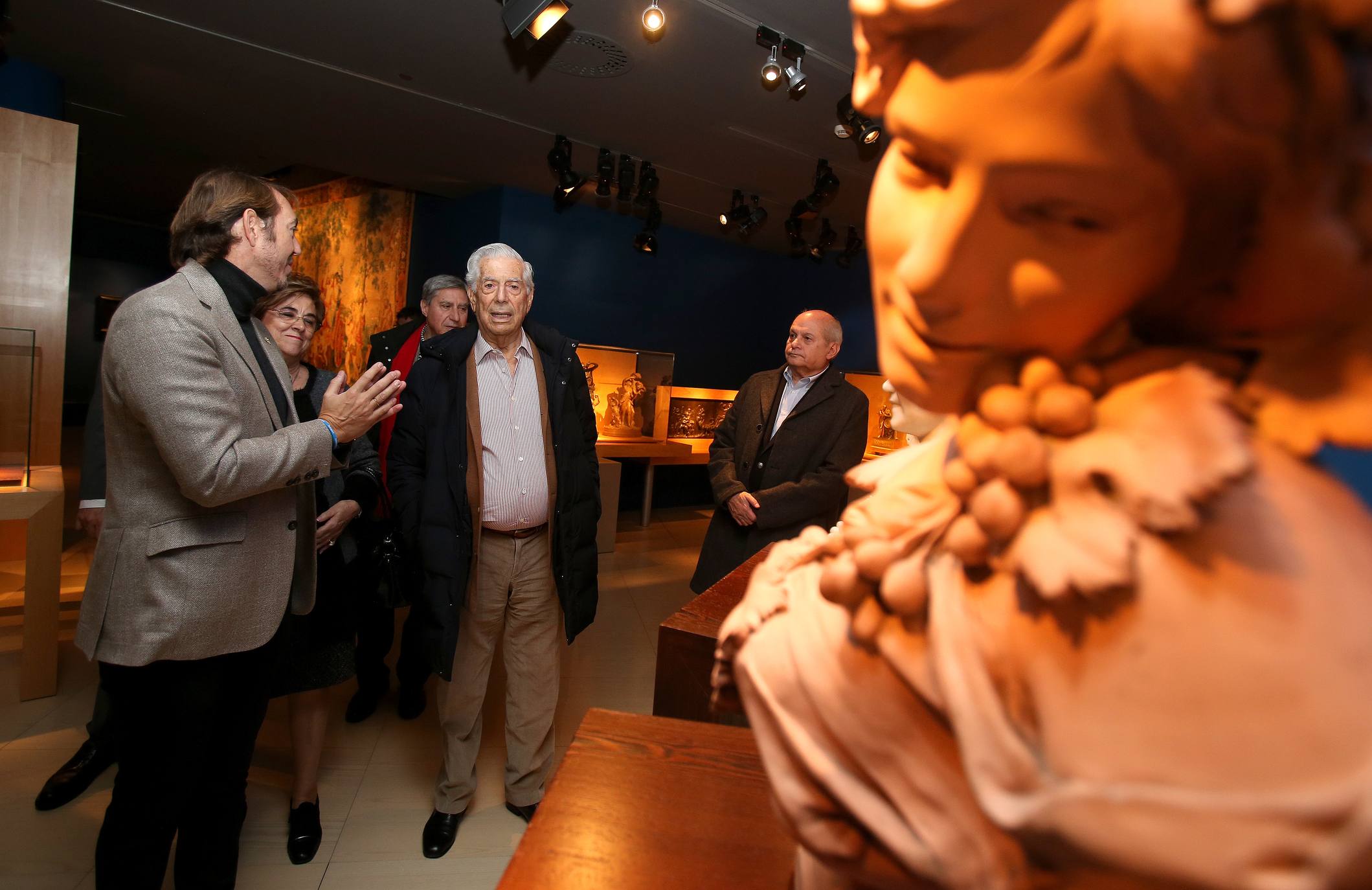 El Nobel hispano-peruano, Mario Vargas Llosa, visitó el martes el Museo Vivanco. El escritor abrirá este miércoles en Logroño la novena edición de Futuro en Español, que reunirá además a una veintena de expertos para debatir sobre 'Educación y transformación digital'