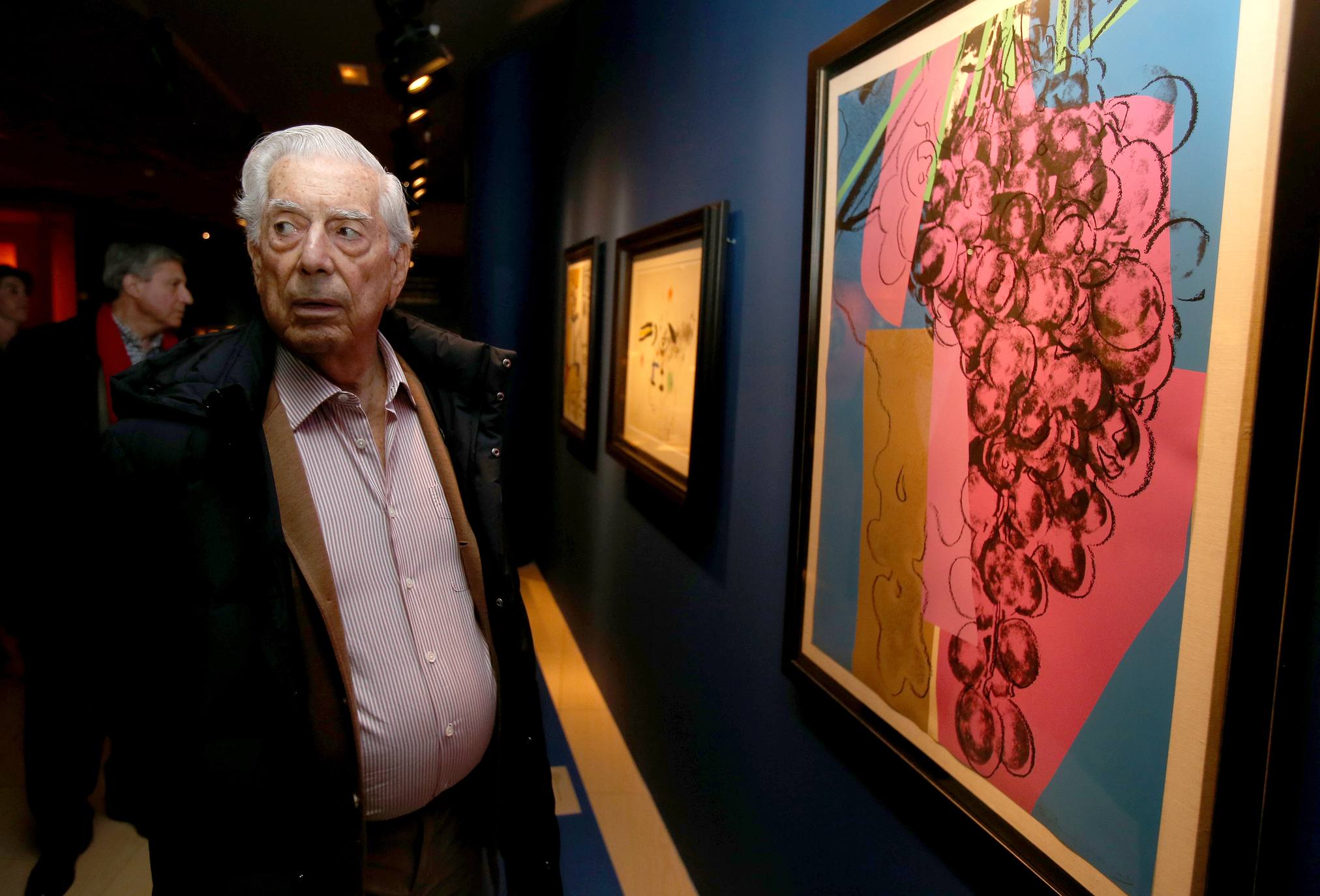 El Nobel hispano-peruano, Mario Vargas Llosa, visitó el martes el Museo Vivanco. El escritor abrirá este miércoles en Logroño la novena edición de Futuro en Español, que reunirá además a una veintena de expertos para debatir sobre 'Educación y transformación digital'