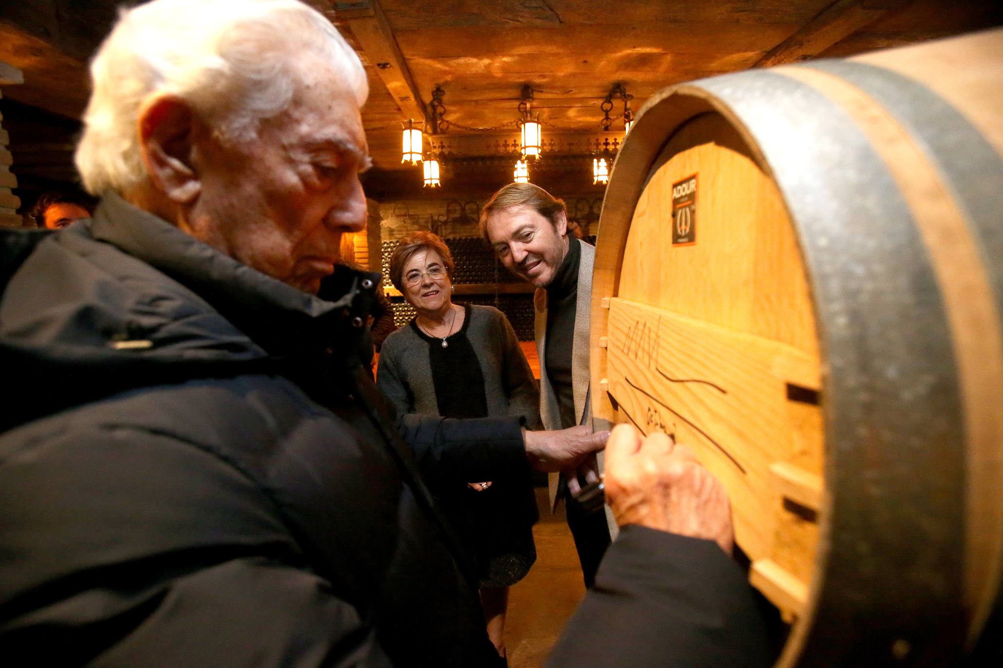 El Nobel hispano-peruano, Mario Vargas Llosa, visitó el martes el Museo Vivanco. El escritor abrirá este miércoles en Logroño la novena edición de Futuro en Español, que reunirá además a una veintena de expertos para debatir sobre 'Educación y transformación digital'