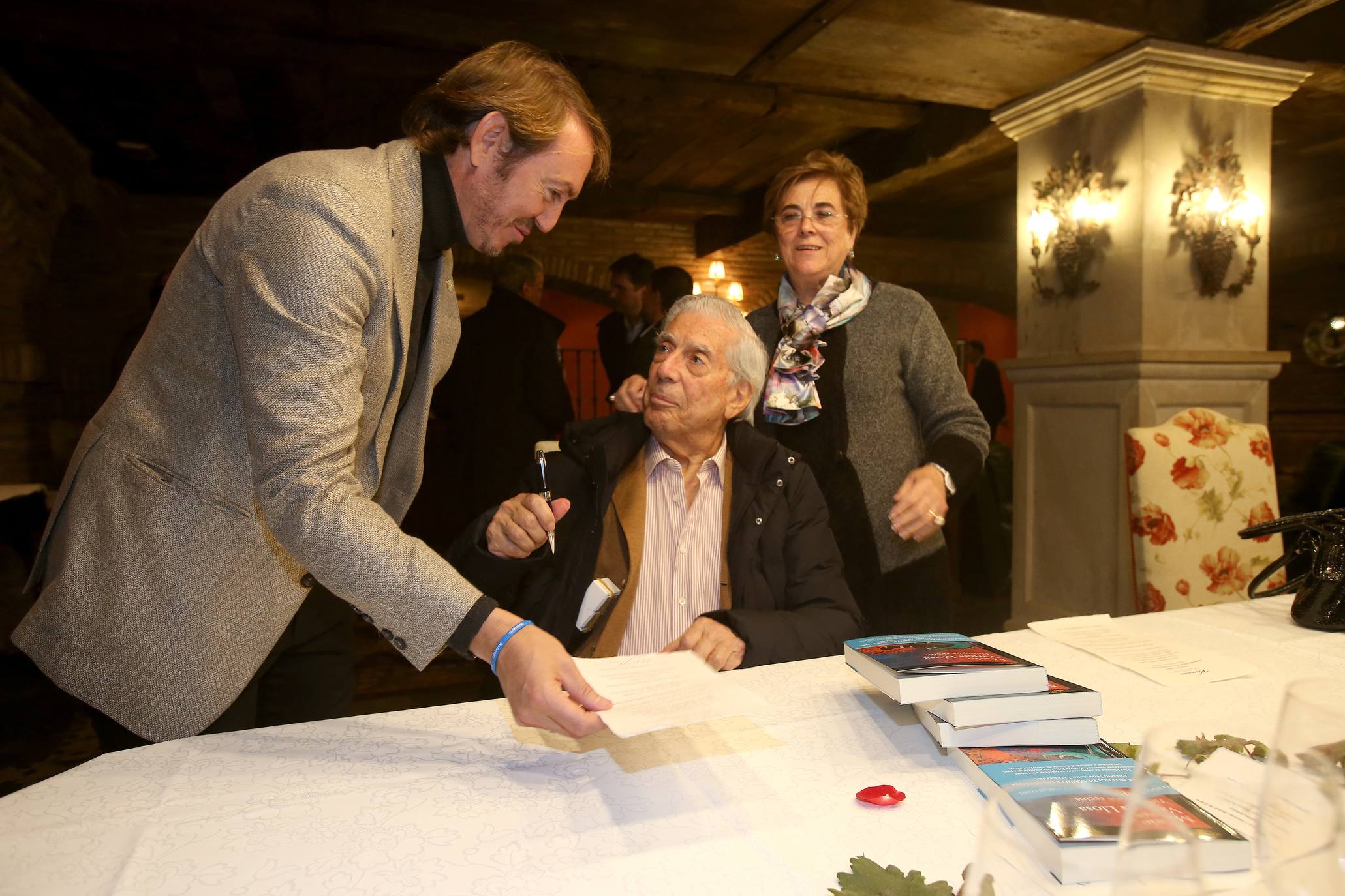 El Nobel hispano-peruano, Mario Vargas Llosa, visitó el martes el Museo Vivanco. El escritor abrirá este miércoles en Logroño la novena edición de Futuro en Español, que reunirá además a una veintena de expertos para debatir sobre 'Educación y transformación digital'