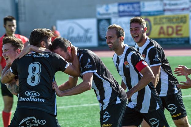 Los jugadores del Haro celebran el triunfo ante el Burgos. :: donézar