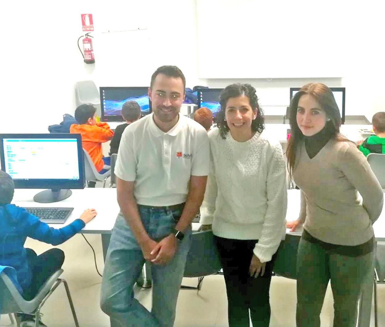 Laura Rivado y Andrea Gordo, junto al técnico de iSchool. :: 