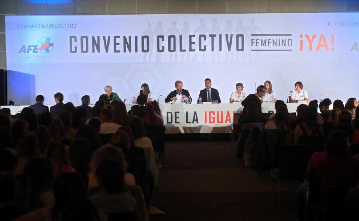 El presidente de la AFE, David Aganzo, durante la asamblea con las jugadoras. 