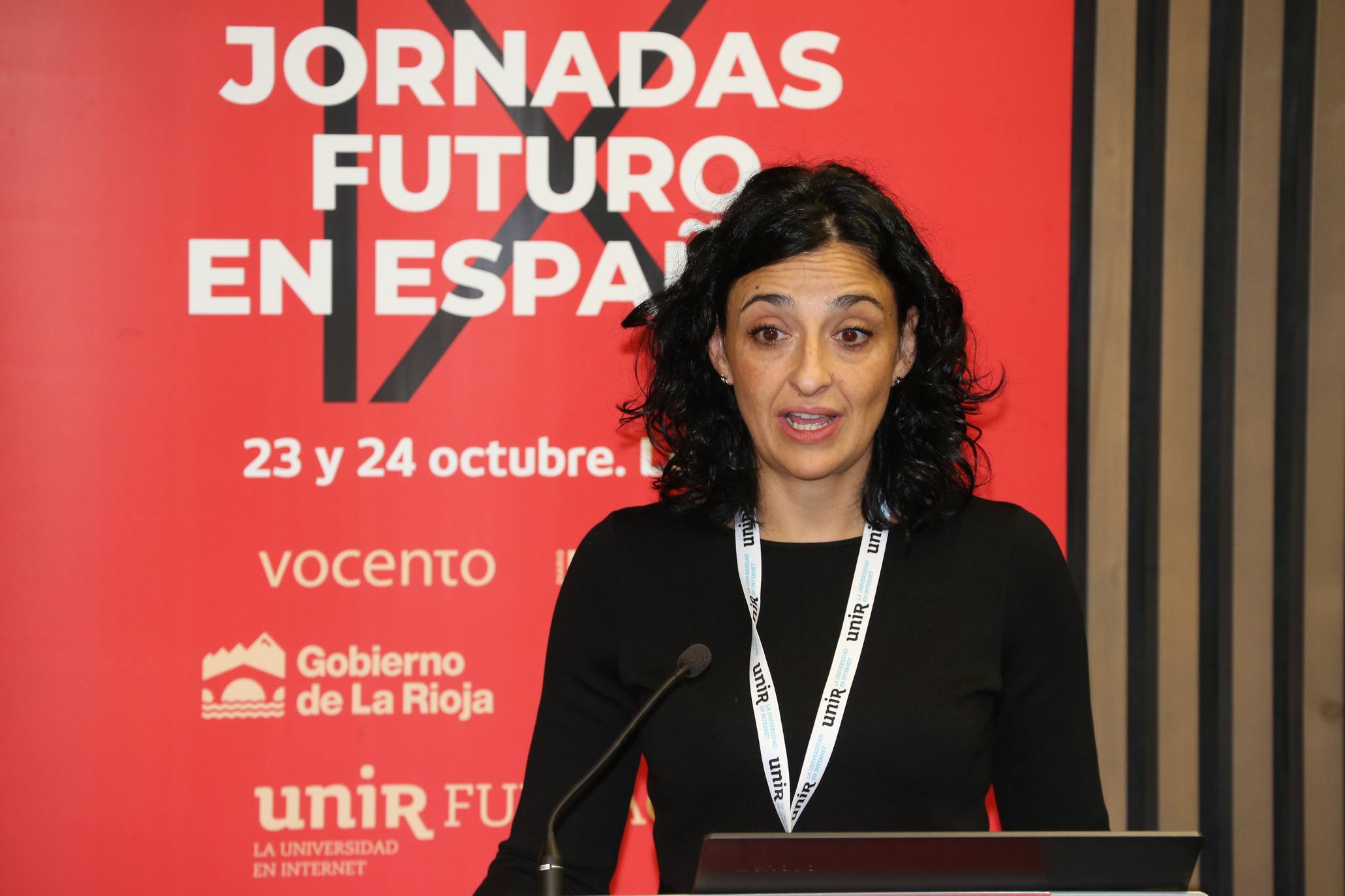 Representantes del sector tecnológico y universitario analizan en el rectorado de la UNIR el desarrollo digital y cómo la innovación tecnológica favorece la educación y la sostenibilidad económica de ciudades y territorios.