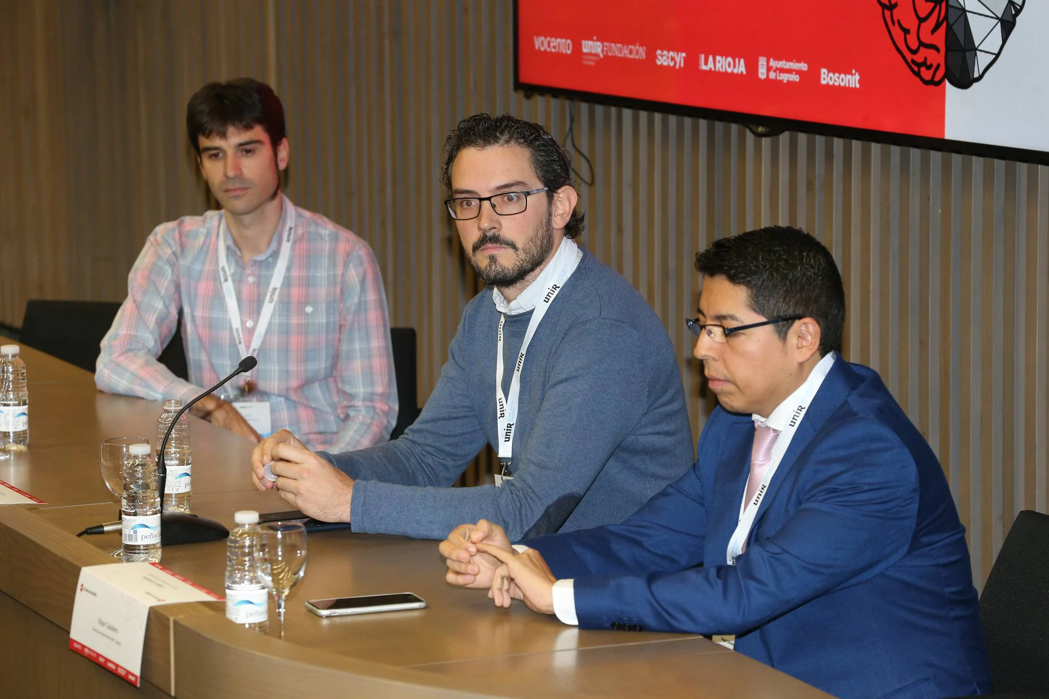 Representantes del sector tecnológico y universitario analizan en el rectorado de la UNIR el desarrollo digital y cómo la innovación tecnológica favorece la educación y la sostenibilidad económica de ciudades y territorios.