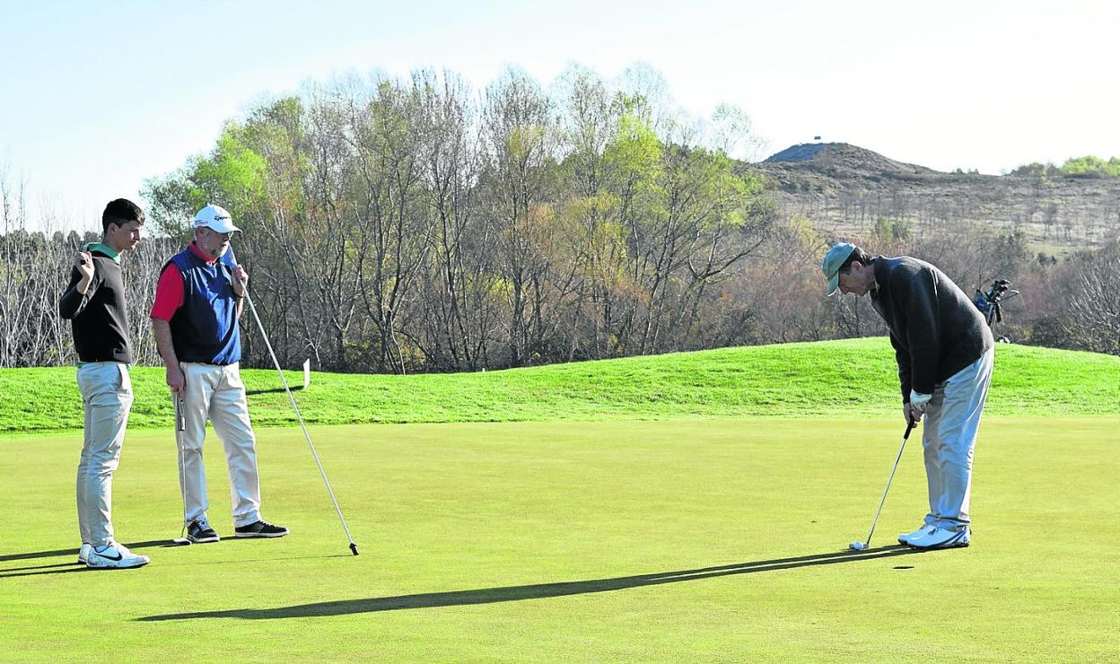 Varios jugadores disfrutan de una jornada de golf en un torneo anterior de la Liga de Golf y Vino. :