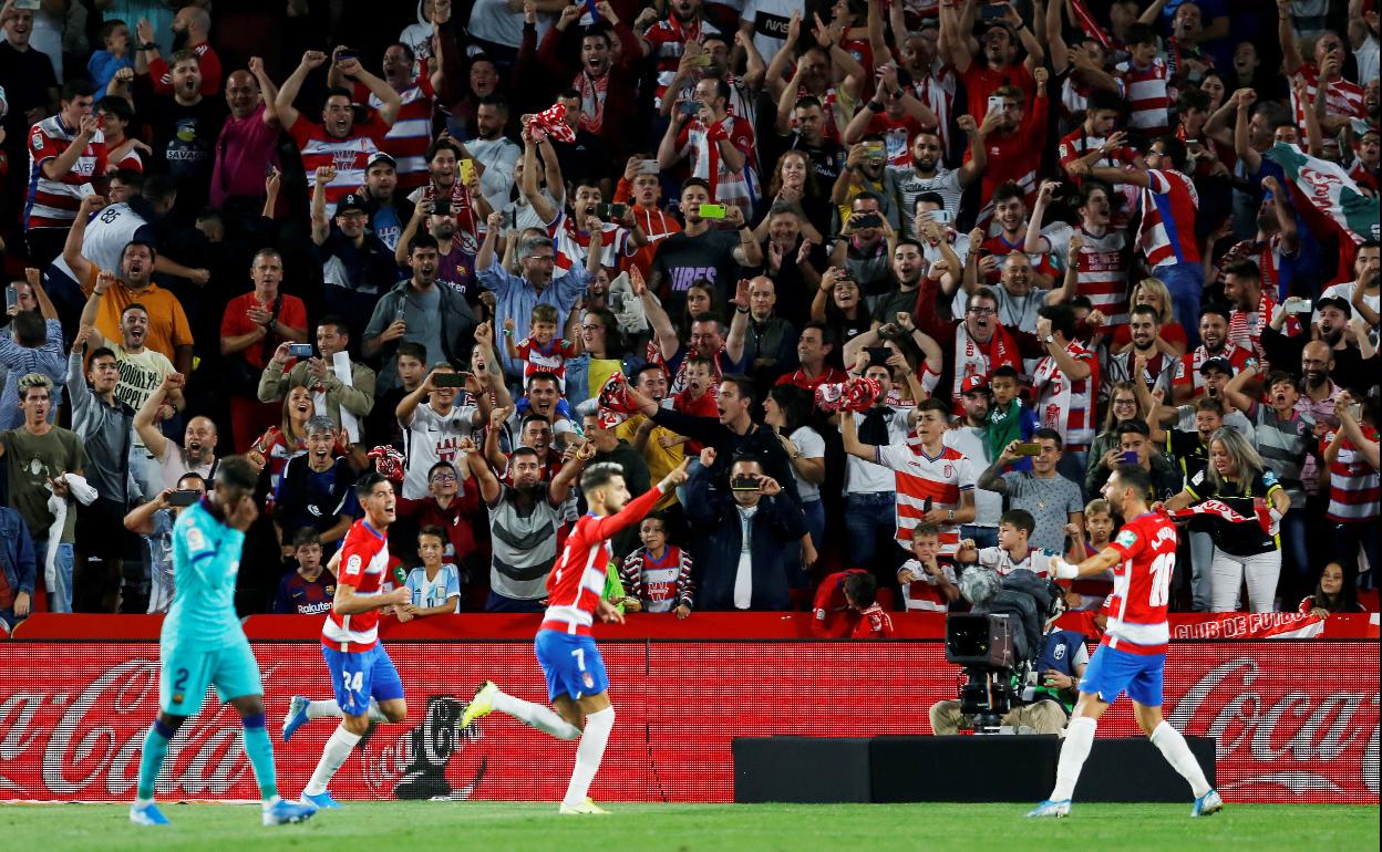 Los jugadores del Granada celebran uno de los goles en la victoria nazarí ante el Barça.