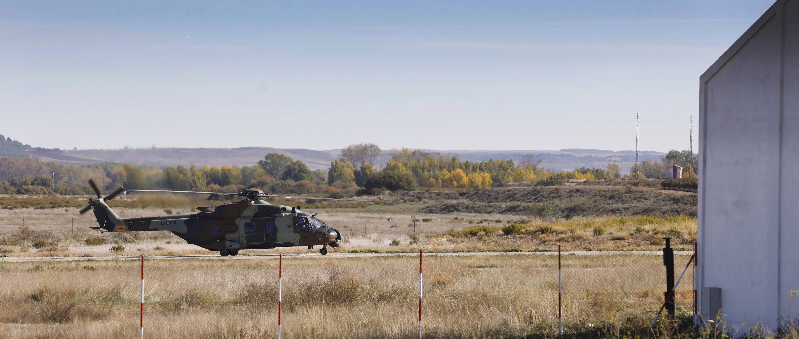 El Ejército de Tierra ha incorporado a la base de helicópteros de Agoncillo (La Rioja) el primer simulador de vuelo, del NH-90, con el que podrán trabajar de forma interconectada con otras escuelas de pilotos de este cuerpo y, en el futuro, del Ejército del Aire y de la Armada.