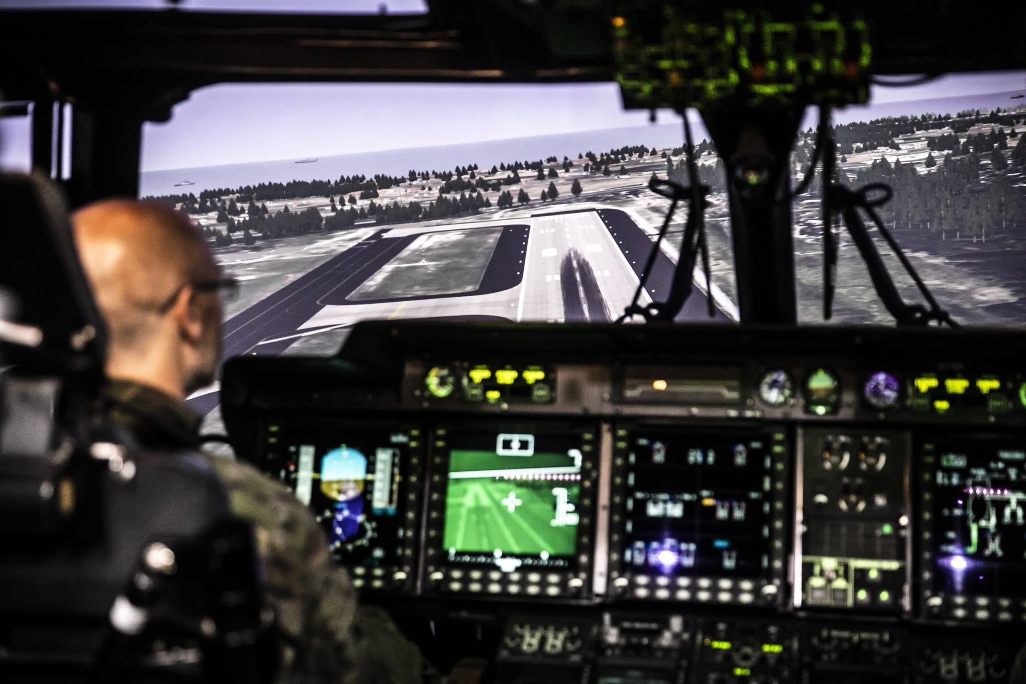 El Ejército de Tierra ha incorporado a la base de helicópteros de Agoncillo (La Rioja) el primer simulador de vuelo, del NH-90, con el que podrán trabajar de forma interconectada con otras escuelas de pilotos de este cuerpo y, en el futuro, del Ejército del Aire y de la Armada.