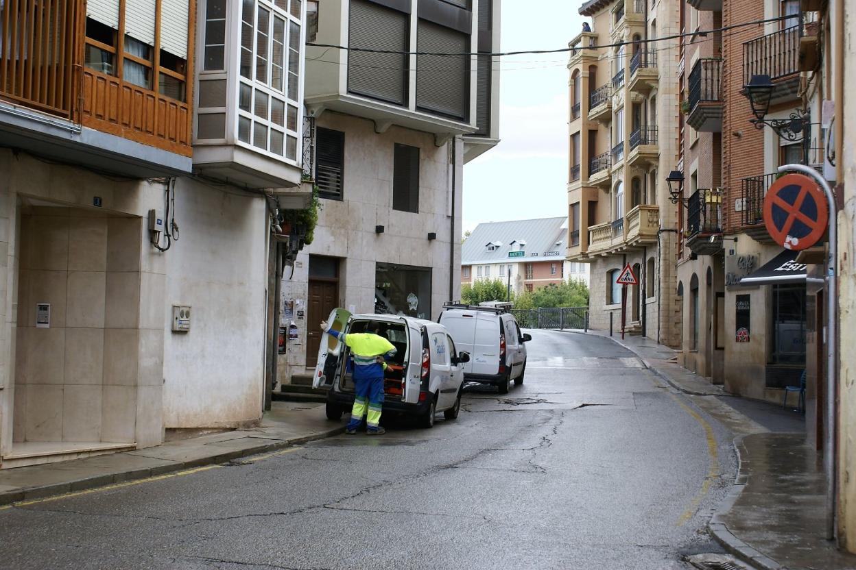 Operarios de la firma Aqualia terminan las labores de inspección en una parte de la red de agua. 