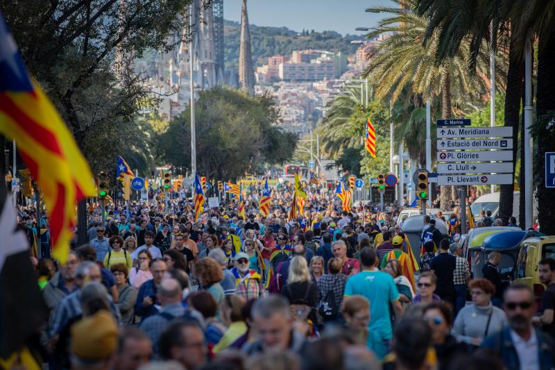 Miles de personas se concentran en Barcelona para protestar por la sentencia del 'procés'.