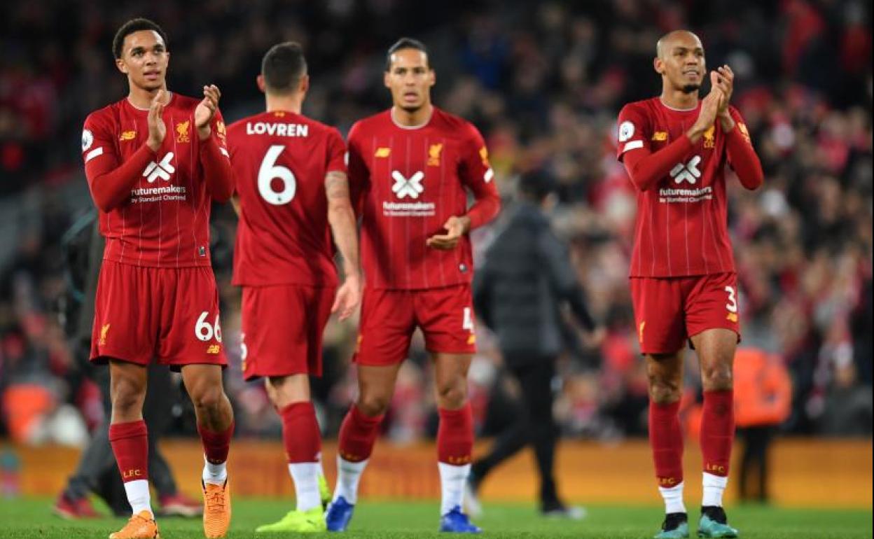 Los futbolistas del Liverpool celebran su victoria ante el Tottenham.