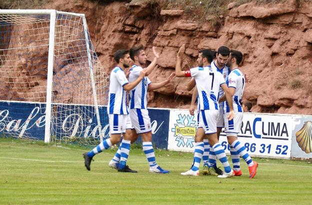 Los blanquiazules se felicitan por la consecución del gol que abría el marcador. 