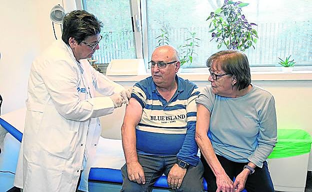 Jesús recibe su vacuna, mientras su esposa, Rocío, espera su turno a su lado.