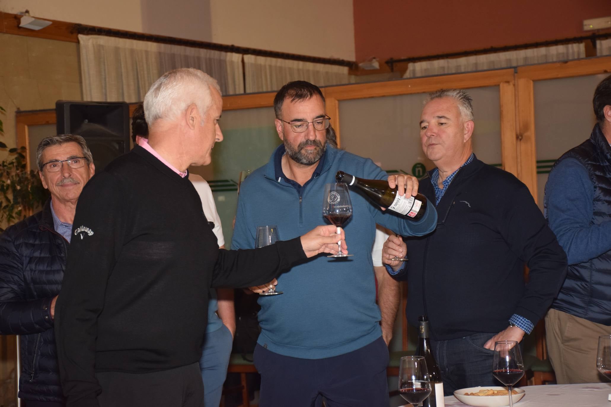 Los jugadores disfrutaron de la cata de dos vinos de Bodegas Carlos Moro antes de la entrega de premios.