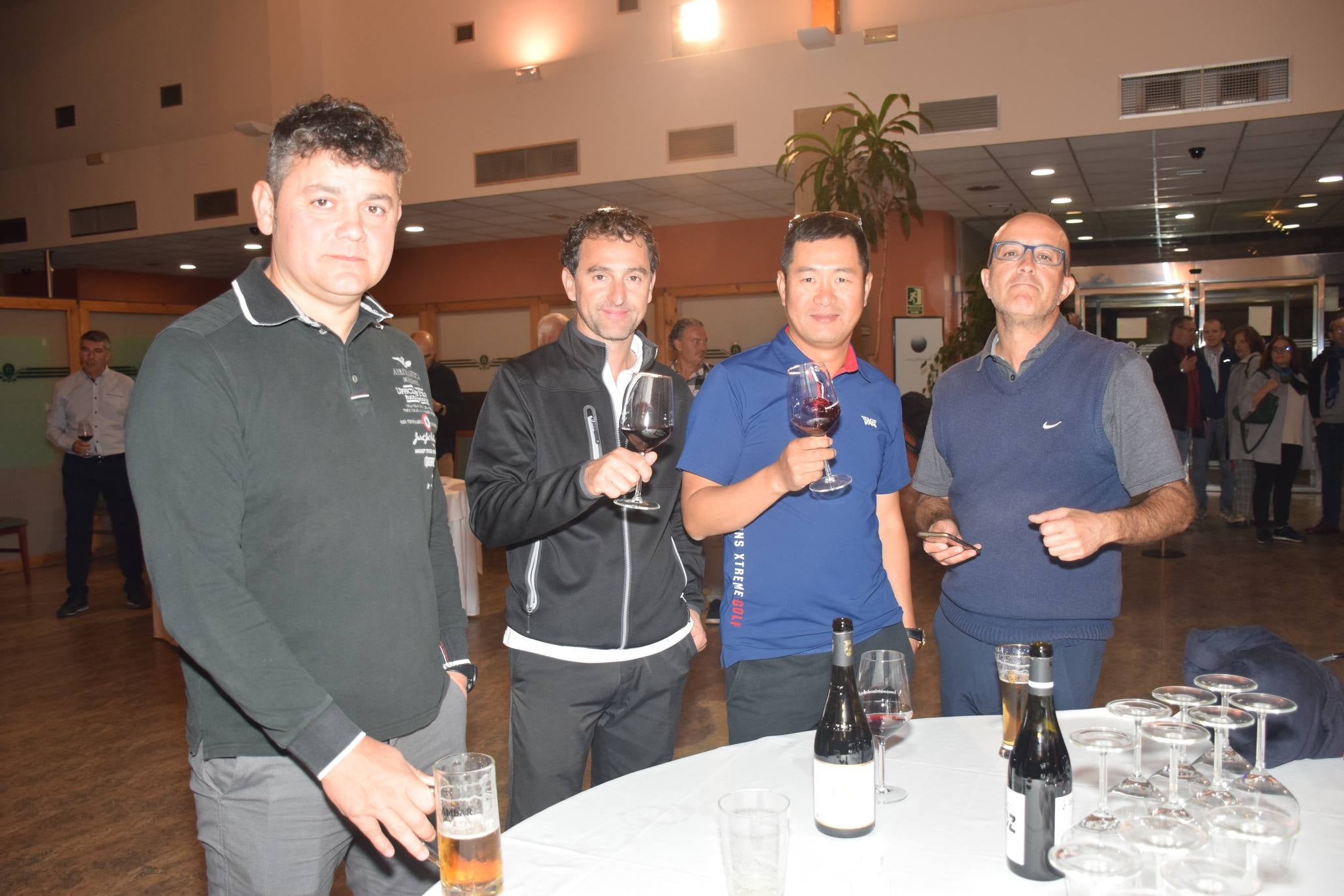 Los jugadores disfrutaron de la cata de dos vinos de Bodegas Carlos Moro antes de la entrega de premios.