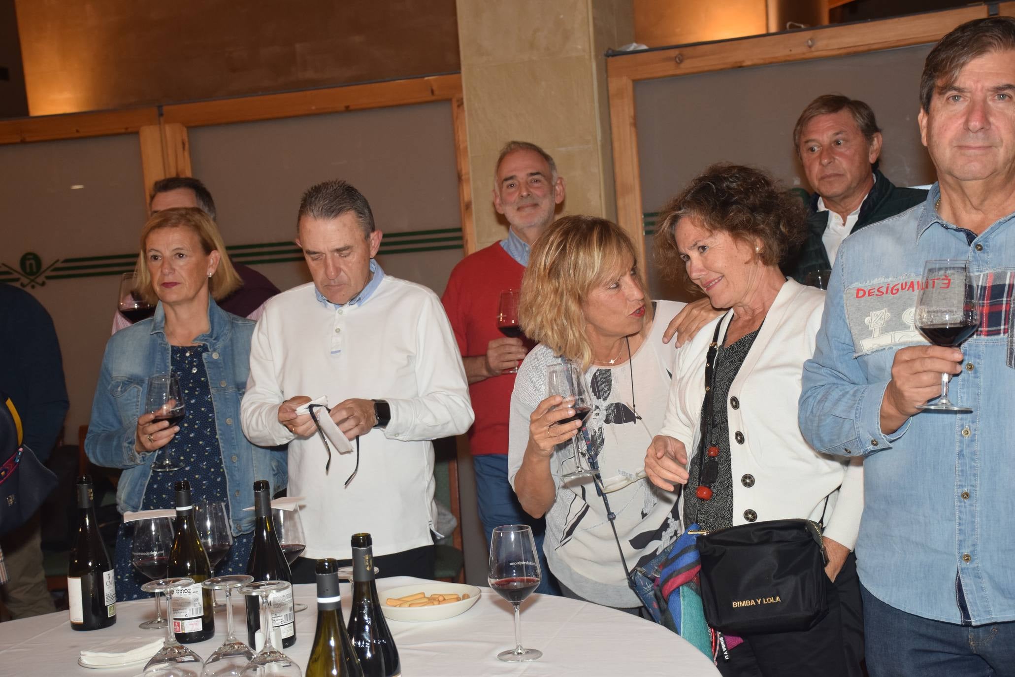 Los jugadores disfrutaron de la cata de dos vinos de Bodegas Carlos Moro antes de la entrega de premios.