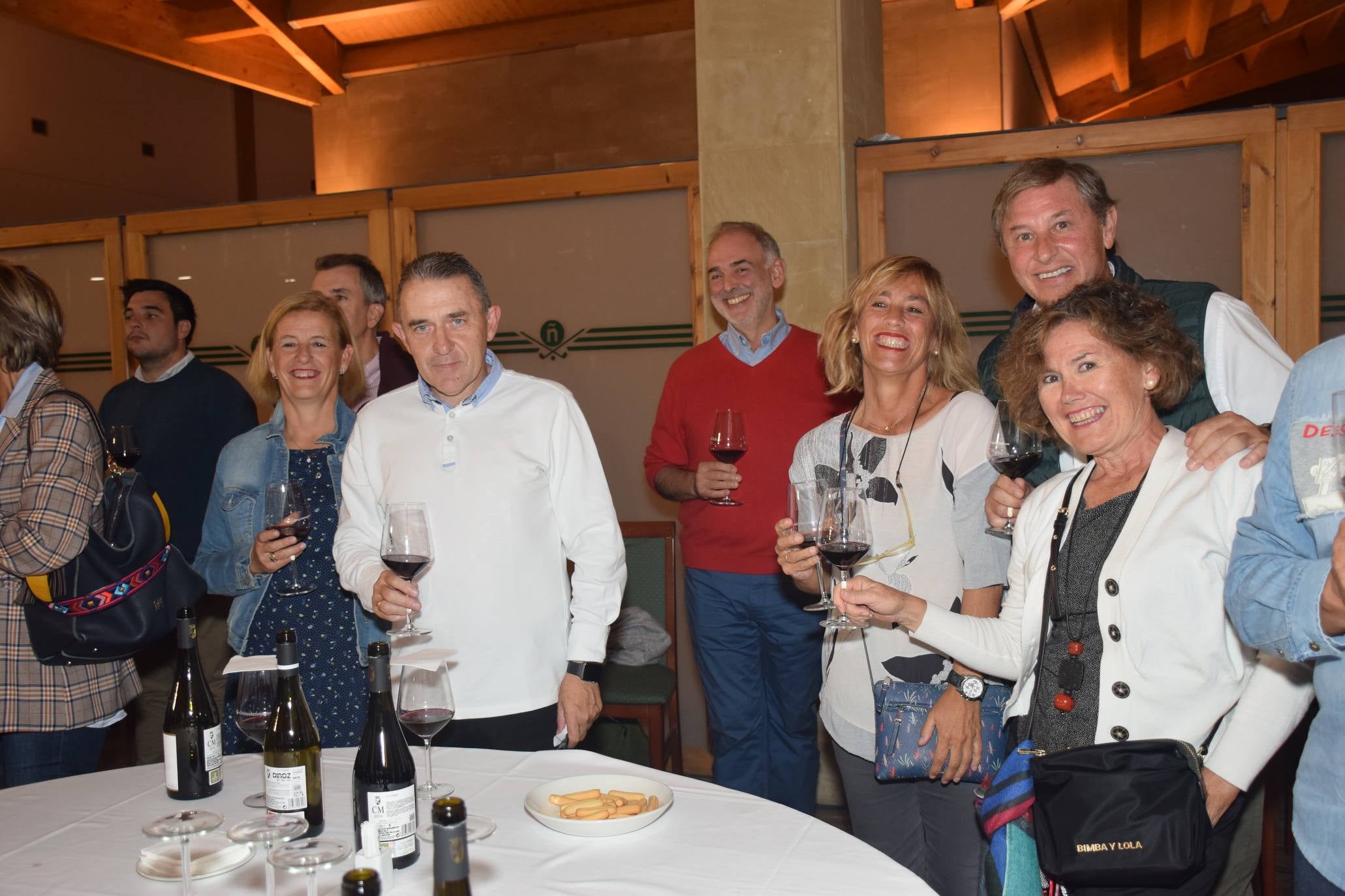 Los jugadores disfrutaron de la cata de dos vinos de Bodegas Carlos Moro antes de la entrega de premios.