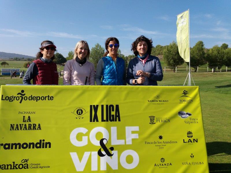 Los juadores posan en el punto de salida antes de comenzar el Torneo Carlos Moro, de la Liga de Golf y Vino.