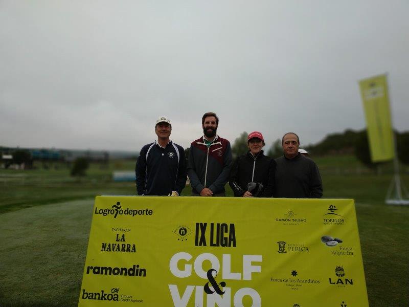 Los juadores posan en el punto de salida antes de comenzar el Torneo Carlos Moro, de la Liga de Golf y Vino.