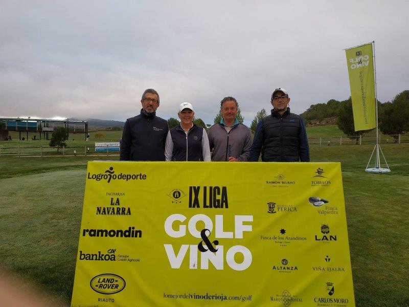 Los juadores posan en el punto de salida antes de comenzar el Torneo Carlos Moro, de la Liga de Golf y Vino.