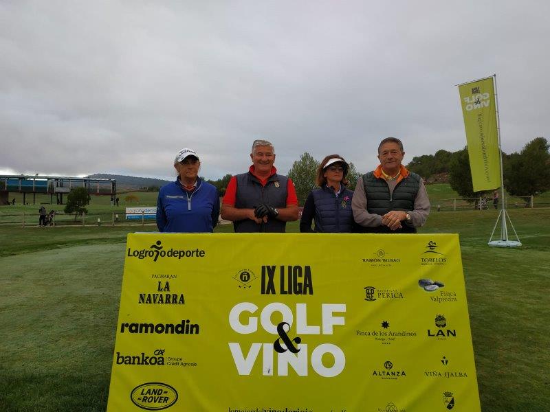 Los juadores posan en el punto de salida antes de comenzar el Torneo Carlos Moro, de la Liga de Golf y Vino.