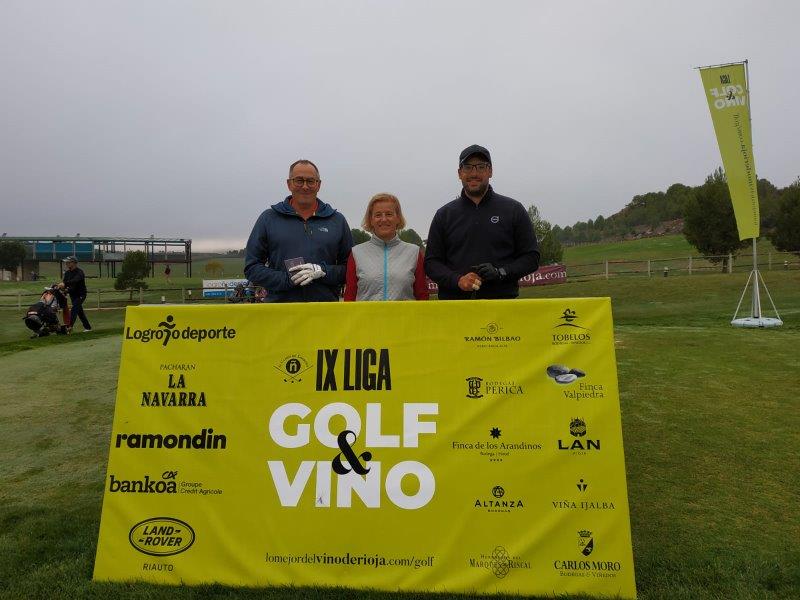 Los juadores posan en el punto de salida antes de comenzar el Torneo Carlos Moro, de la Liga de Golf y Vino.