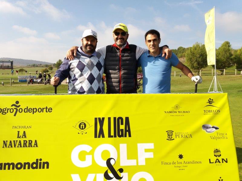 Los juadores posan en el punto de salida antes de comenzar el Torneo Carlos Moro, de la Liga de Golf y Vino.