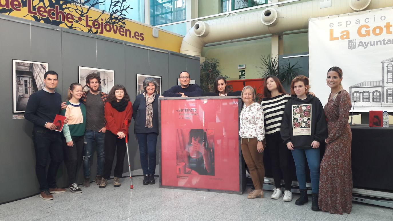 La concejala de Educación y Juventud de Logroño, Elizabeth Peltzer, y Piedad Valverde, responsable del área de Cultura, este martes con algunos de los artistas participantes, este martes en la Gota de Leche.