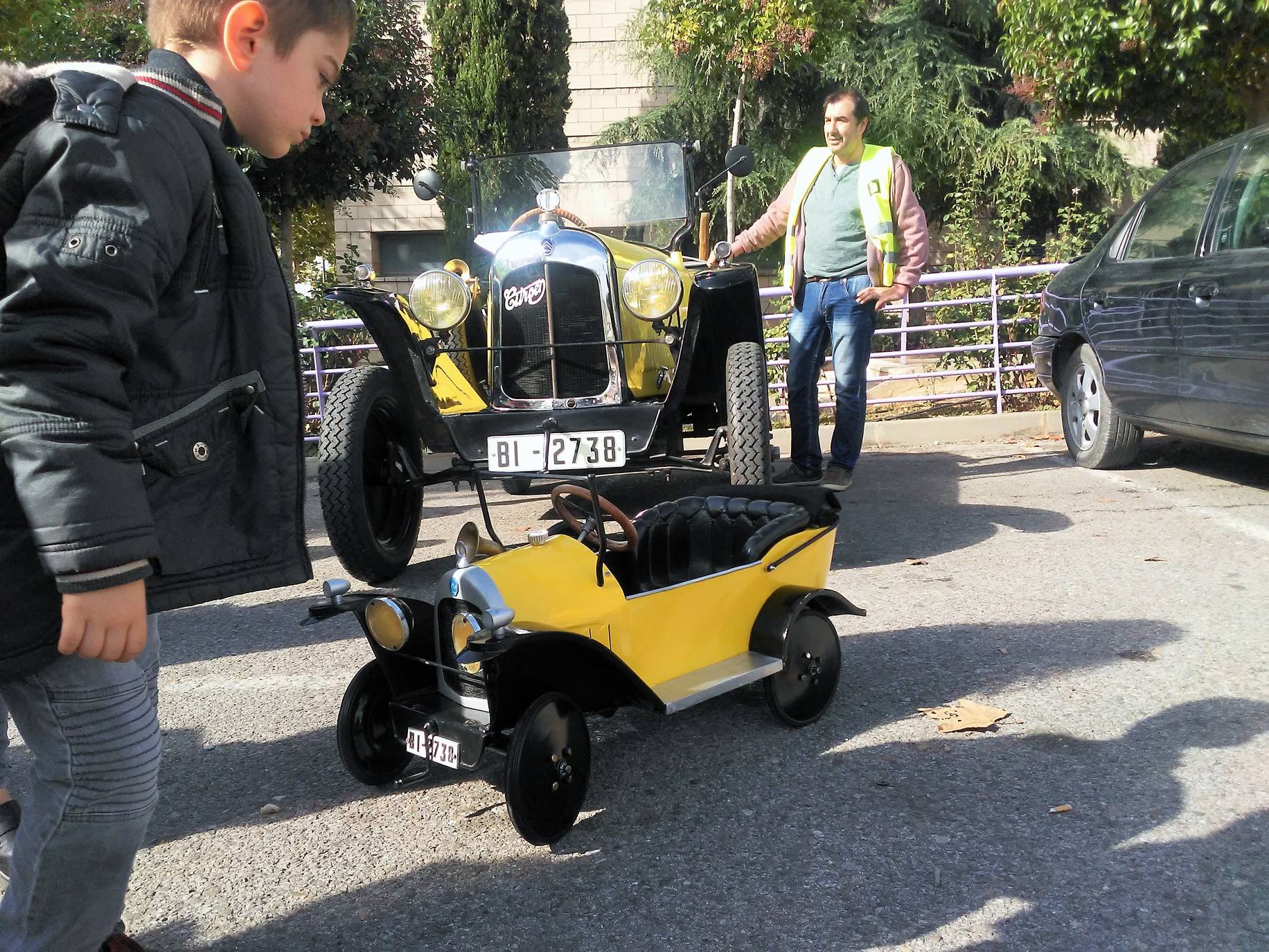 El aparcamiento del polideportivo municipal acogió el domingo la cuarta 'Quedada de los Amigos de los Clásicos de Villamediana de Iregua'. Entre los vehículos expuestos se pudo contemplar un camión de la UME.