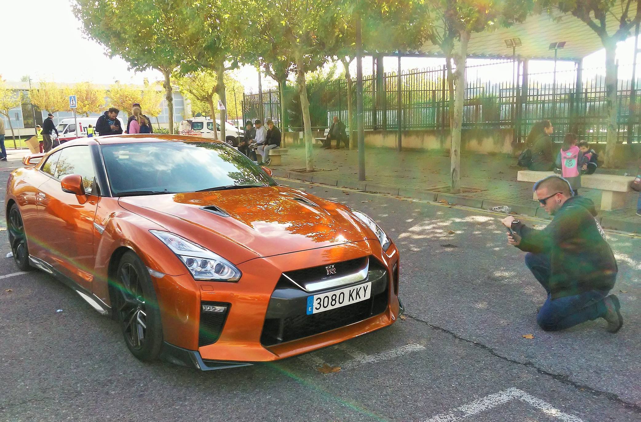 El aparcamiento del polideportivo municipal acogió el domingo la cuarta 'Quedada de los Amigos de los Clásicos de Villamediana de Iregua'. Entre los vehículos expuestos se pudo contemplar un camión de la UME.