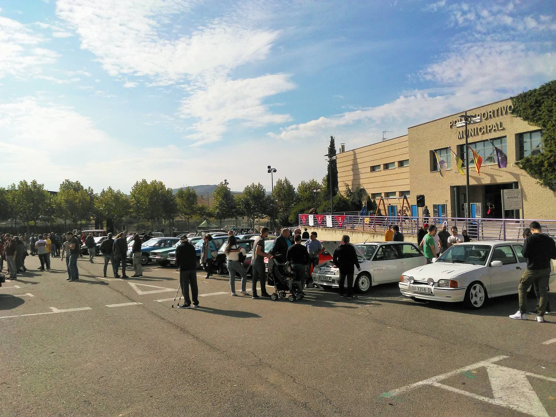 El aparcamiento del polideportivo municipal acogió el domingo la cuarta 'Quedada de los Amigos de los Clásicos de Villamediana de Iregua'. Entre los vehículos expuestos se pudo contemplar un camión de la UME.