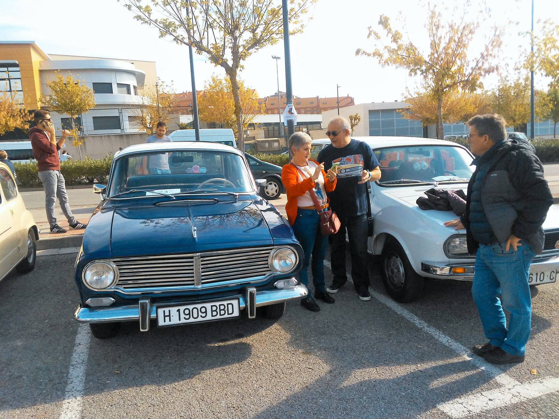 El aparcamiento del polideportivo municipal acogió el domingo la cuarta 'Quedada de los Amigos de los Clásicos de Villamediana de Iregua'. Entre los vehículos expuestos se pudo contemplar un camión de la UME.
