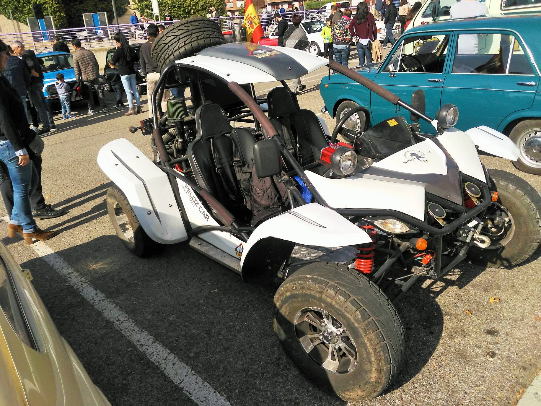 El aparcamiento del polideportivo municipal acogió el domingo la cuarta 'Quedada de los Amigos de los Clásicos de Villamediana de Iregua'. Entre los vehículos expuestos se pudo contemplar un camión de la UME.