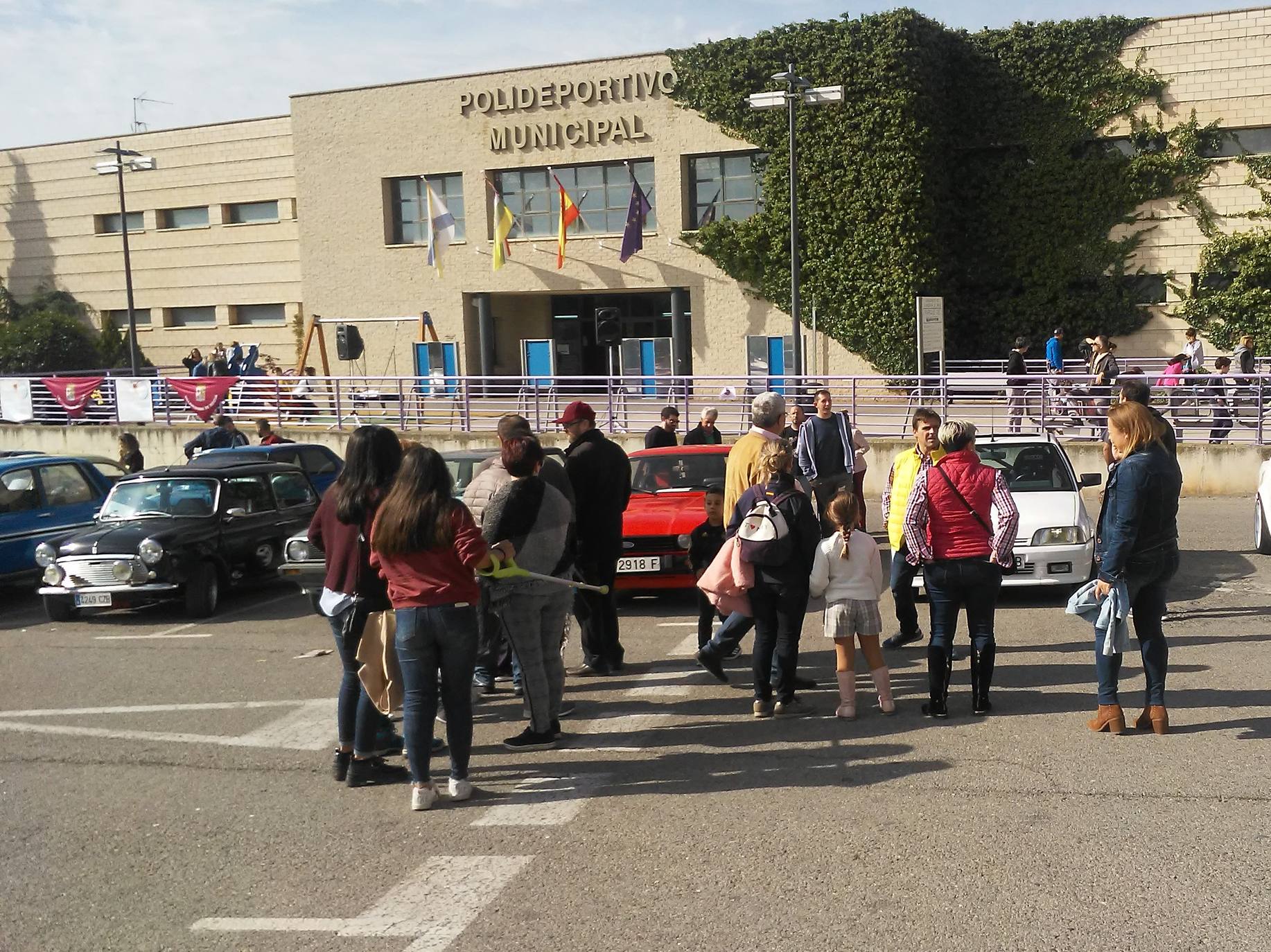 El aparcamiento del polideportivo municipal acogió el domingo la cuarta 'Quedada de los Amigos de los Clásicos de Villamediana de Iregua'. Entre los vehículos expuestos se pudo contemplar un camión de la UME.