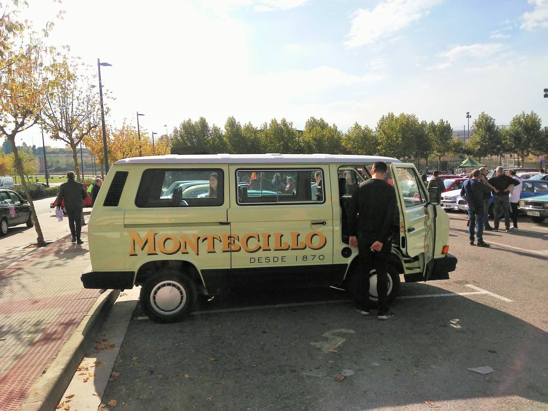 El aparcamiento del polideportivo municipal acogió el domingo la cuarta 'Quedada de los Amigos de los Clásicos de Villamediana de Iregua'. Entre los vehículos expuestos se pudo contemplar un camión de la UME.