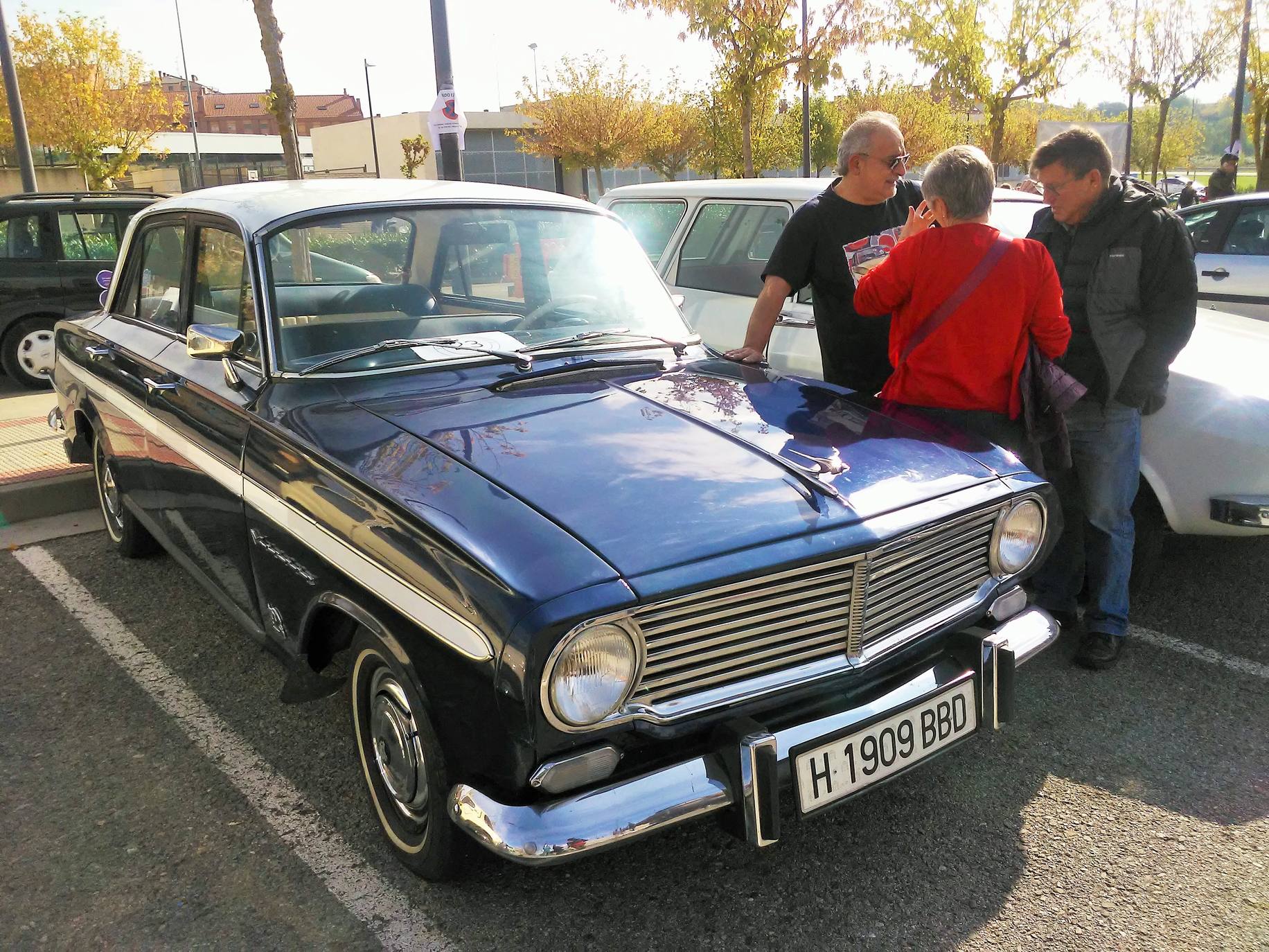 El aparcamiento del polideportivo municipal acogió el domingo la cuarta 'Quedada de los Amigos de los Clásicos de Villamediana de Iregua'. Entre los vehículos expuestos se pudo contemplar un camión de la UME.