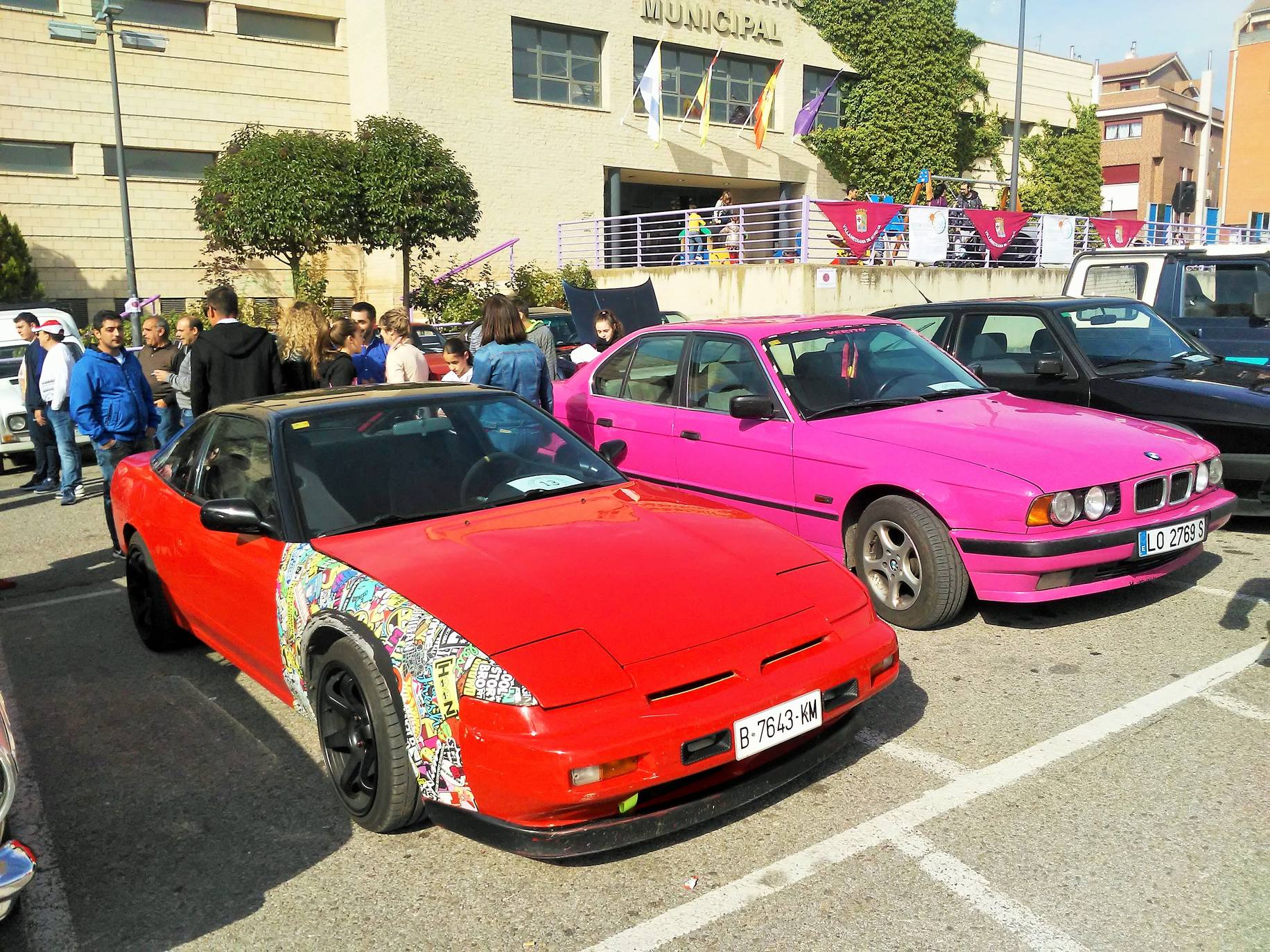 El aparcamiento del polideportivo municipal acogió el domingo la cuarta 'Quedada de los Amigos de los Clásicos de Villamediana de Iregua'. Entre los vehículos expuestos se pudo contemplar un camión de la UME.