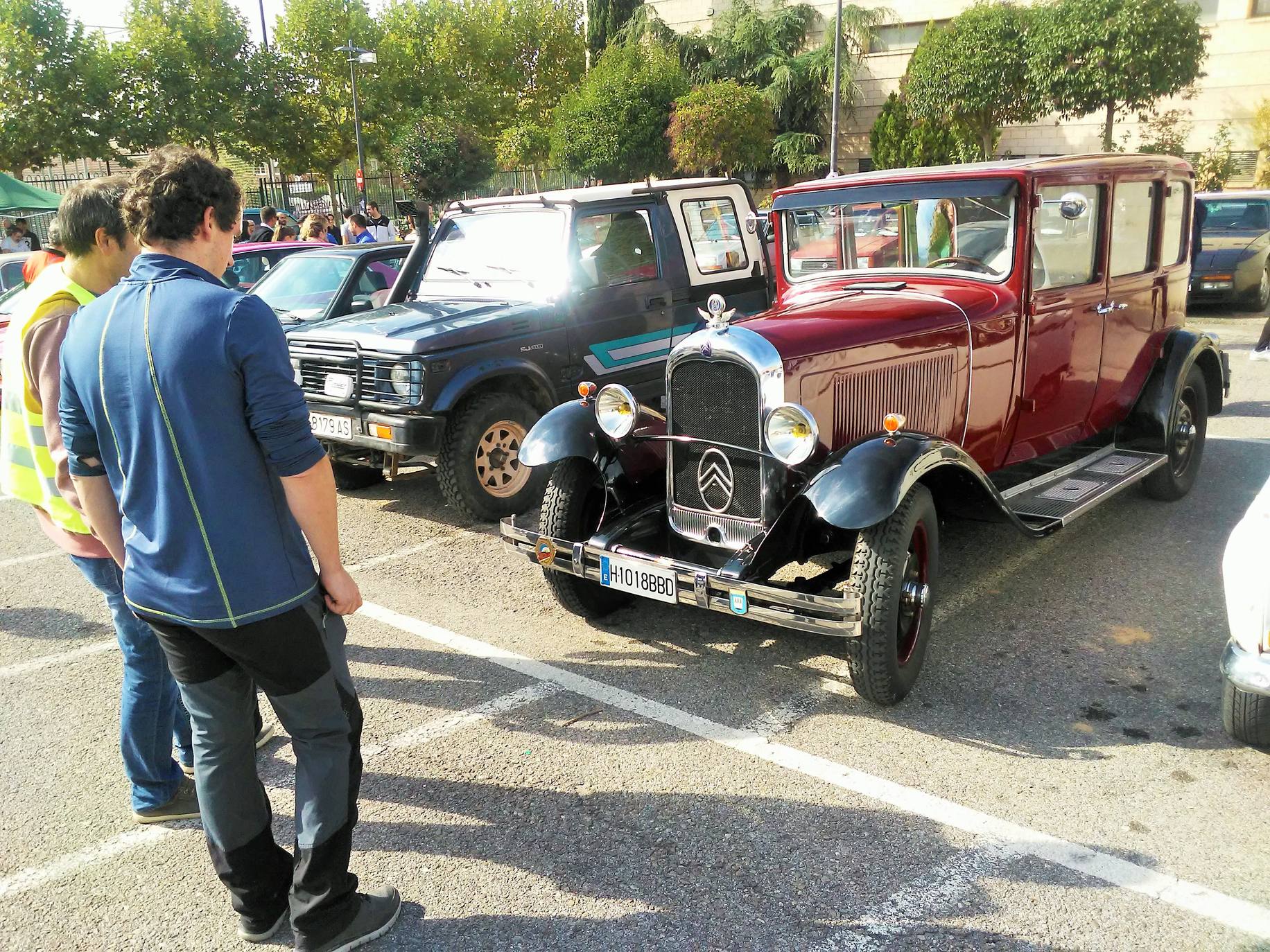 El aparcamiento del polideportivo municipal acogió el domingo la cuarta 'Quedada de los Amigos de los Clásicos de Villamediana de Iregua'. Entre los vehículos expuestos se pudo contemplar un camión de la UME.