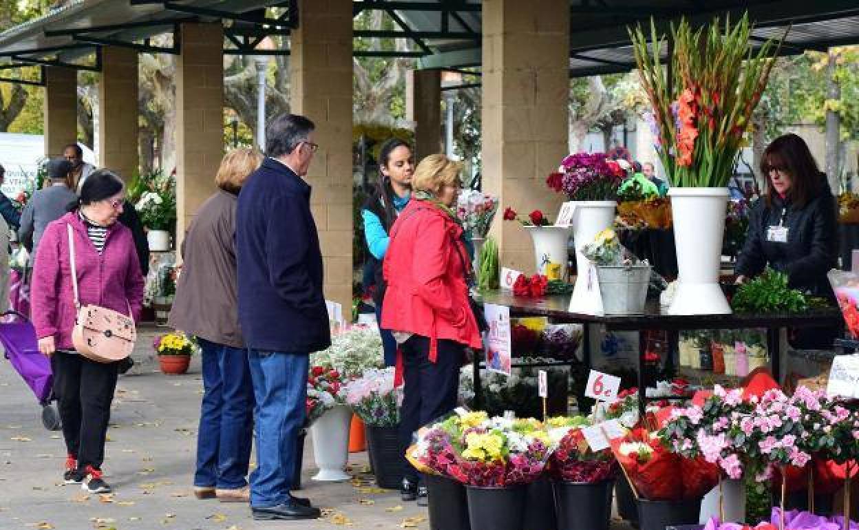 El mercado de las flores de Todos los Santos en la plaza de Joaquín Elizalde, en una imagen de archivo. 