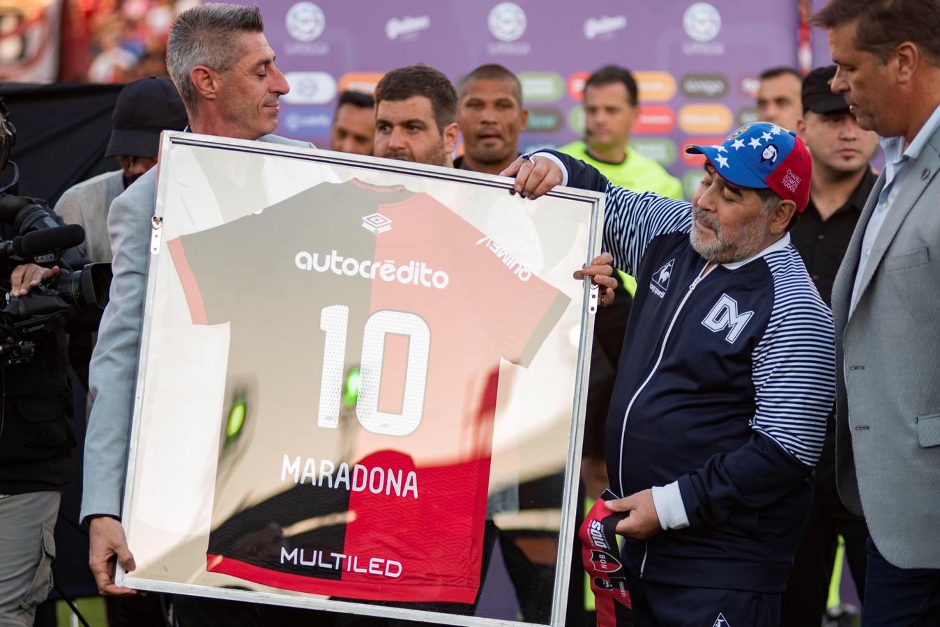 Luciendo una gorra que rezaba 'Chaves somos todos', Maradona fue recibido como un héroe en Rosario porque jugó en Newell's de 1993 a 1994. Los hinchas locales desplegaron banderas conmemorativas a su paso por el club y lo ovacionaron en reiteradas oportunidades. Además, los directivos le hicieron varios regalos, como un cuadro y una camiseta especial.