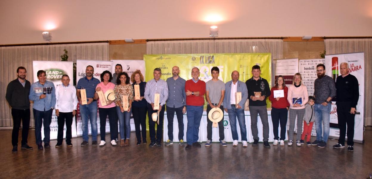 Foto de familia. Ganadores, patrocinadores y organizadores posan tras la entrega de premios. 