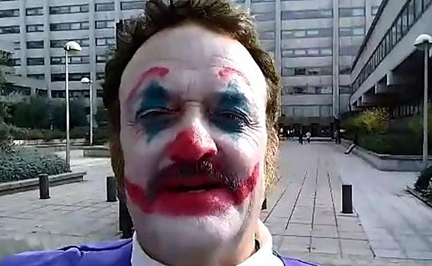 Cesar Vea protesta frente al ministerio de Industria