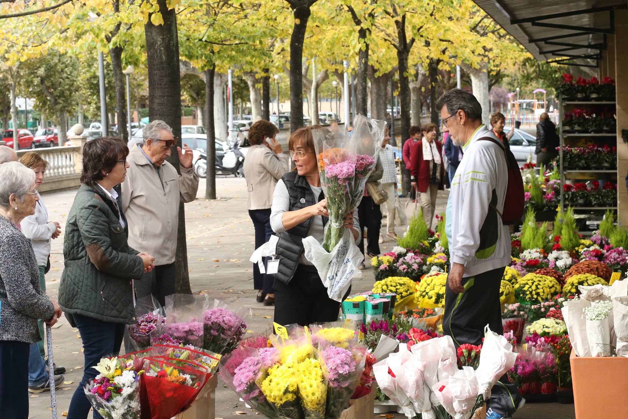 La plaza Joaquín Elizalde acoge, como cada año, el tradicional mercado de las flores del Día de Todos los Santos.